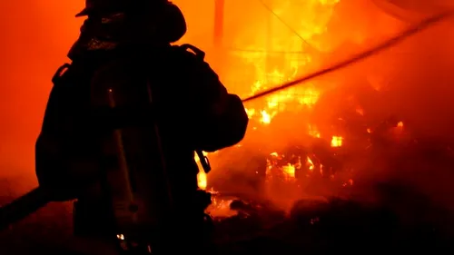 Un bătrân căruia i-a luat foc casa a făcut infarct și a murit în timpul intervenției pompierilor