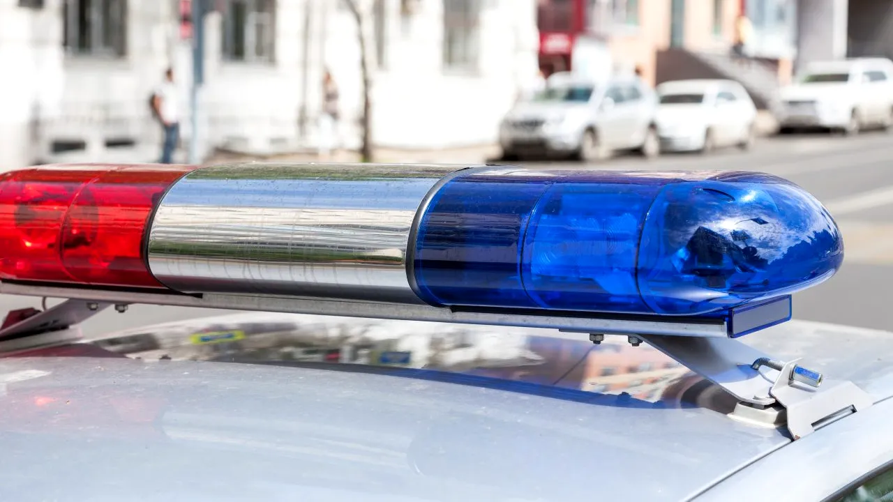 O fetiță de doi ani, găsită moartă în casă. Copilul avea urme de violență pe corp