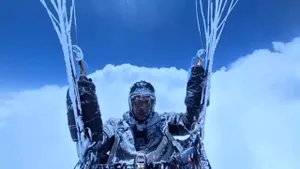 Supraviețuire incredibilă în CHINA! Un parapantist a scăpat cu viață după ce a fost tras de curenți la peste 8.500 de metri altitudine