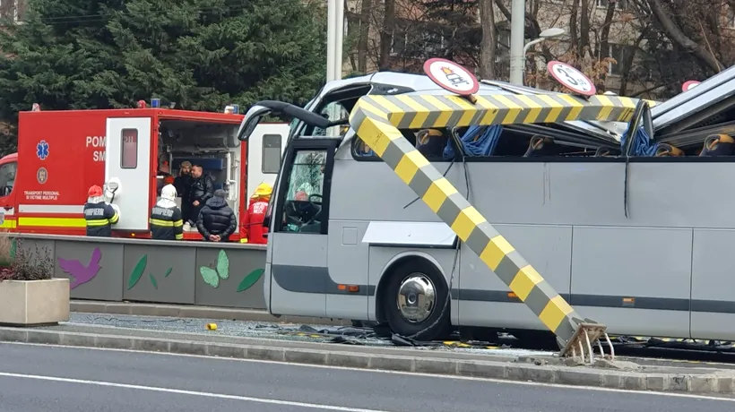 Care este starea celor 24 de turiști greci, printre care și 2 copii, răniți în accidentul de la intrarea în Pasajul Unirii. Unul dintre pasagerii din autocarul peste care s-a prăbușit limitatorul de înălțime a murit la spital