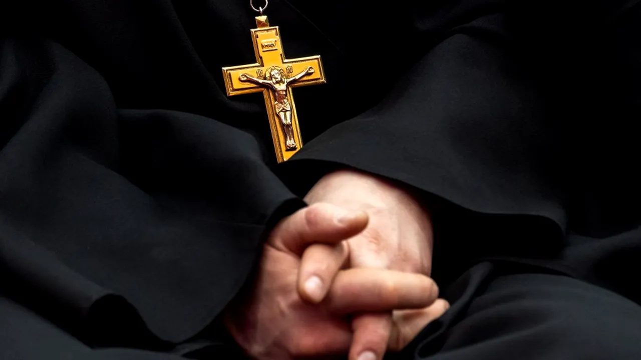 Fostul episcop de Huși și un fost călugăr, acuzați de viol! Episcopia Huşilor și Seminarul Teologic, date în judecată