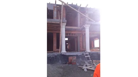 FOTO | Un bărbat din județul Vaslui, prins sub o placă de beton de patru tone. În ce stare se află