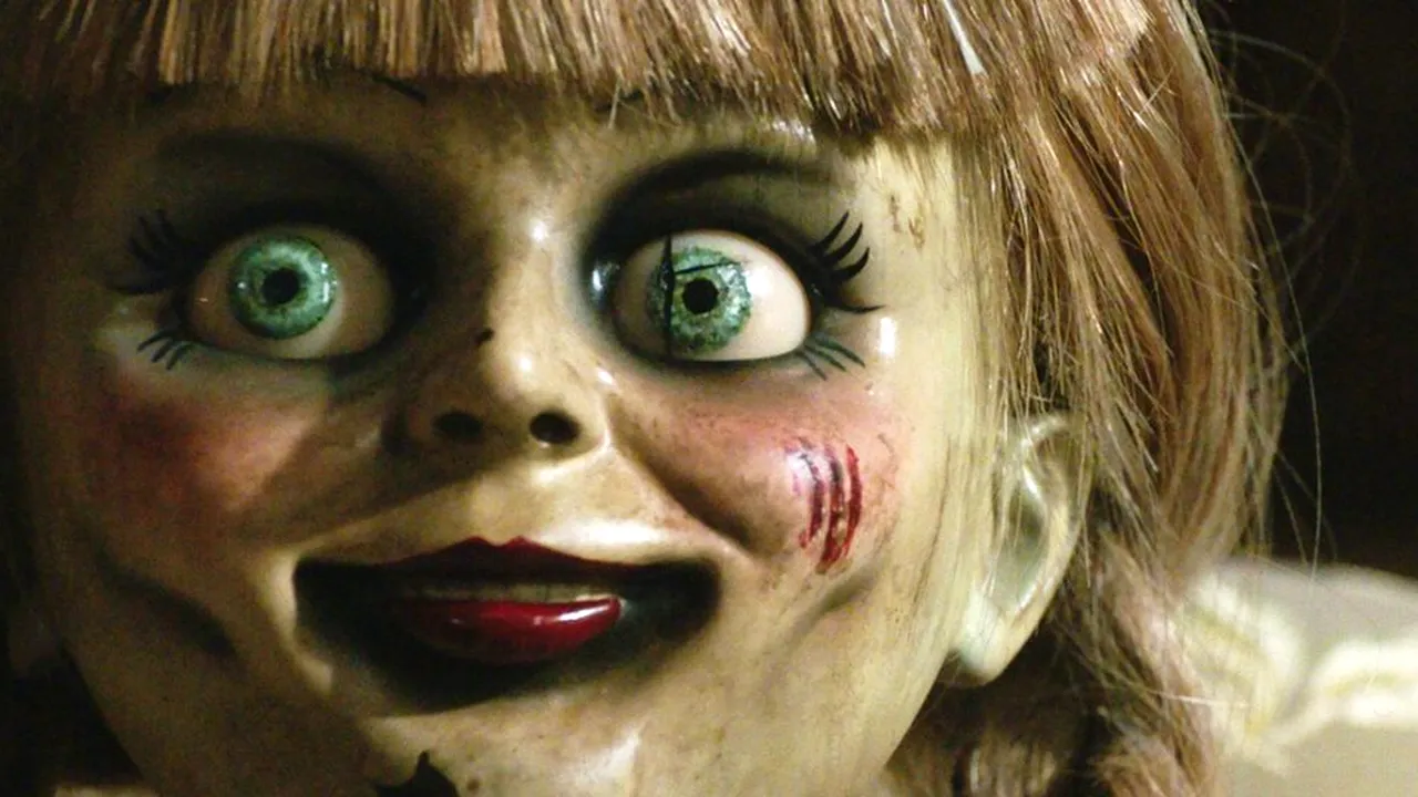 Blestemul PĂPUȘII „posedate”? Un investigator paranormal a fost găsit mort în camera sa de hotel, în timp ce studia misterul păpușii Annabelle