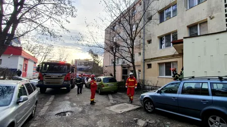 FOTO - VIDEO | EXPLOZIE într-un apartament din Suceava! Un bătrân de 86 de ani a fost transportat la spital