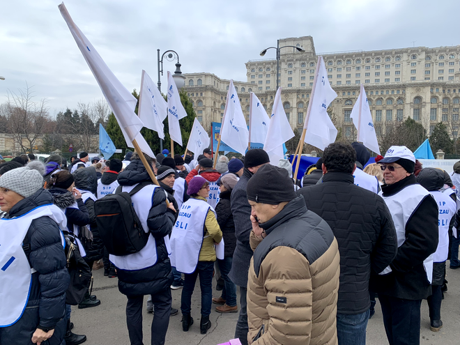 Sute de angajați din învățământ au protestat în fața Parlamentului pentru majorarea salariilor