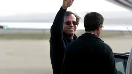 Julio Iglesias, reținut pe aeroport. Ce au găsit polițiștii în bagajele faimosului cântăreț