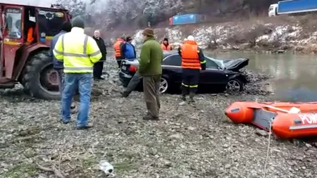 Audi-ul care gonea noaptea pe DN 7 și a dispărut în râul Olt după o curbă, recuperat după 40 de ore de căutări. Ce au găsit anchetatorii în mașină. VIDEO