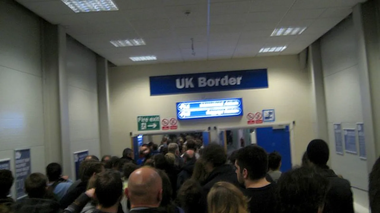 Britanicii, alarmați de numărul mare de imigranți români și bulgari. „Pur și simplu nu le putem face față