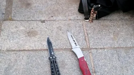 Adolescenți prinși cu mai multe cuțite la ei, în timp ce se urcau într-un tramvai din București / FOTO / „Asupra acestora au fost găsite trei cuțite cu lama de aproximativ de 20 cm”