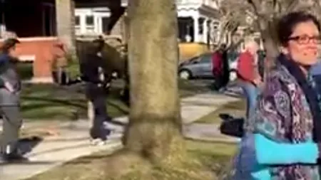 PANDEMIE | Cum se distrează oamenii în timpul carantinei: Mai mulți vecini au ieșit să danseze în fața caselor - VIDEO