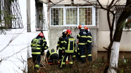 O femeie din București a rămas blocată în gura de aerisire a unui bloc după ce a intrat după o pisică. Pompierii au folosit ulei și au spart un perete pentru a o salva