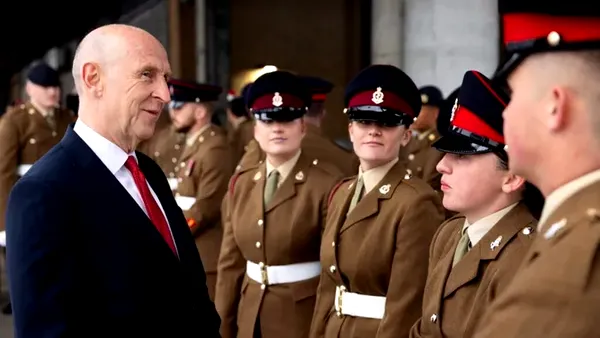 „Armata altfel”. Marea Britanie propune tinerilor sub 25 de ani un program de un an pentru a experimenta serviciul militar