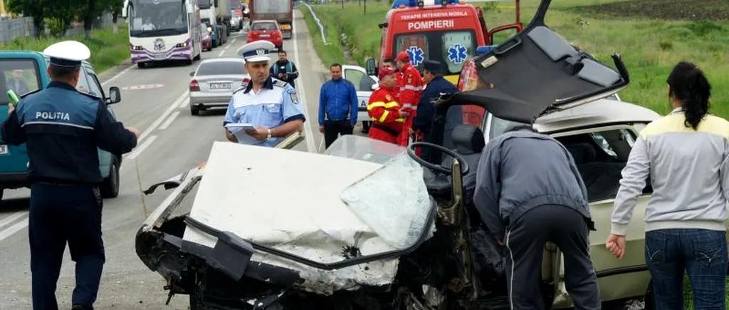 Două persoane din Constanța au murit și cinci au fost rănite după ce două mașini s-au ciocnit frontal