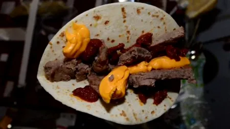 Ai mânca acest cheeseburger? Astronauții au postat pe Twitter o imagine cu cel mai apetisant fel de mâncare