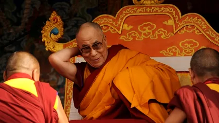 Șeful guvernului în exil al Tibetului, Penpa Tsering, sare în apărarea lui DALAI LAMA: „A arătat un comportament afectuos de bunic”