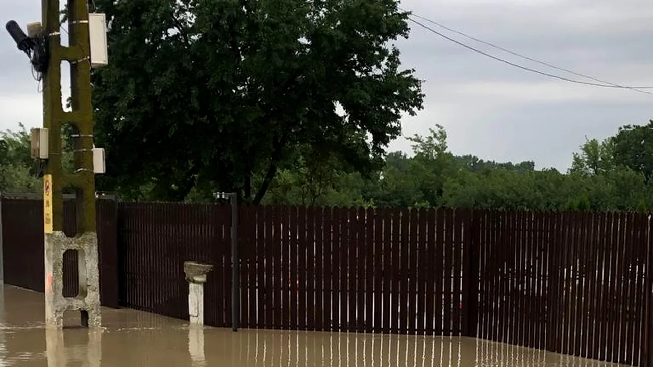 Drumuri afectate de inundații. Restricții de trafic și circulație deviată