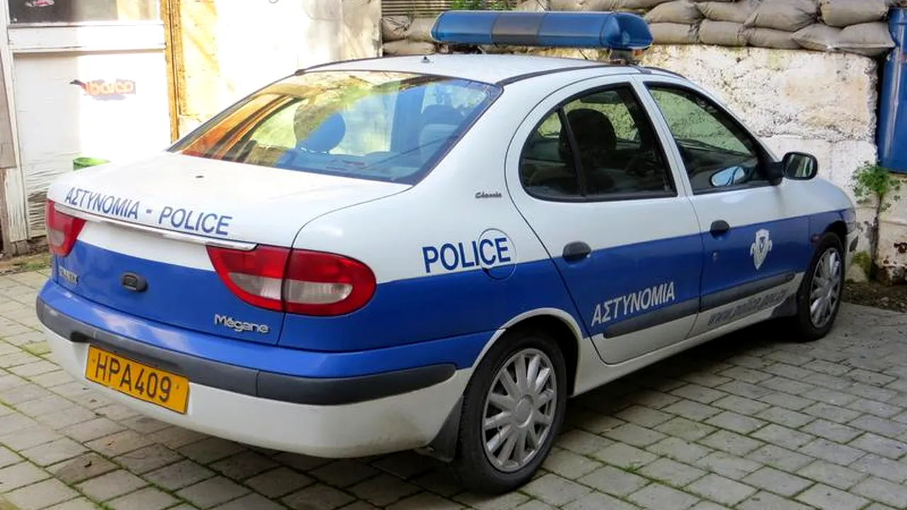 Un grec care încerca să ajungă din Cipru în Atena a fost oprit la vamă. Când s-au uitat în geanta lui, polițiștii au avut un șoc