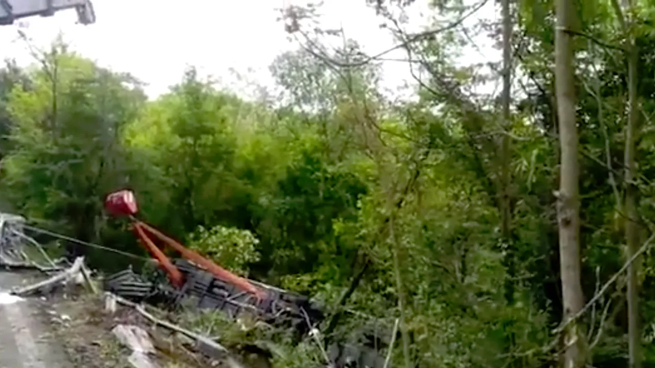 Un autocar s-a răsturnat în Italia. Bilanț: Un mort și 31 de răniți. Reacția MAE - VIDEO