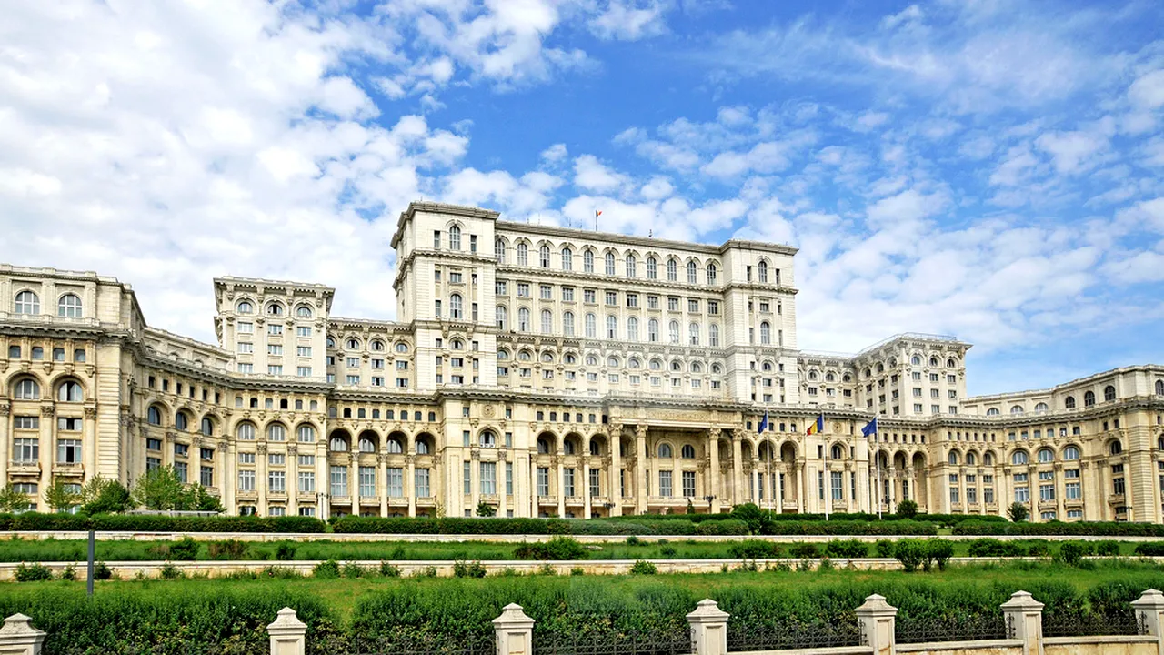 Cât este factura de energie electrică la Casa Poporului. Curentul consumat de clădire într-o lună ar putea alimenta 4.200 de apartamente