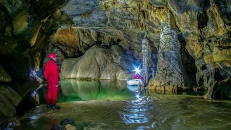 Operațiune contracronometru în Slovenia. Cinci persoane, trei turiști și doi ghizi, blocate într-o PEȘTERĂ inundată de o furtună