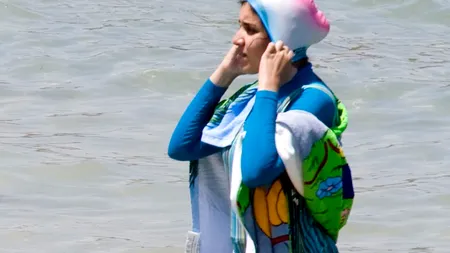 Măsura de interzicere a burkini în Nisa, suspendată de un tribunal