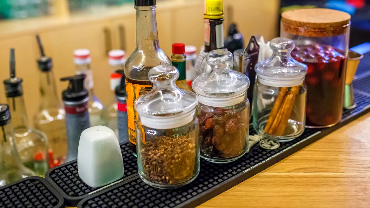 Ce să pui în borcanele sau plicurile cu condimente, pentru a le feri de umiditate. Ingredientul banal care le poate menține aroma mult timp