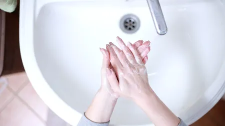 BENEFICII. O femeie a pus din greșeală bicarbonat de sodiu în sticla de săpun lichid. Mare a fost mirarea după câteva clipe