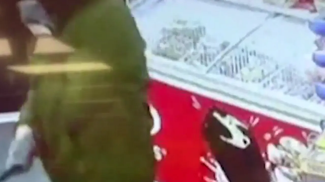 VIDEO | Premiul pentru cel mai fricos hoț i se acordă lui... Momentul în care un tâlhar înarmat este pus pe fugă de o fetiță de 11 ani