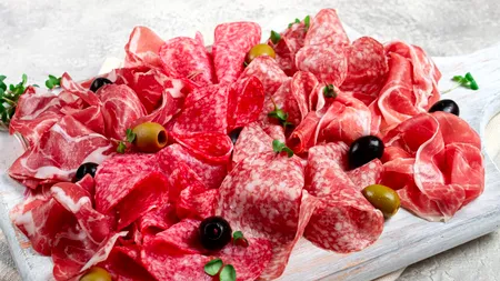 Medicii trag un semnal de alarmă cu privire la consumul record de MEZELURI din România. Care sunt „vedetele” din farfurie