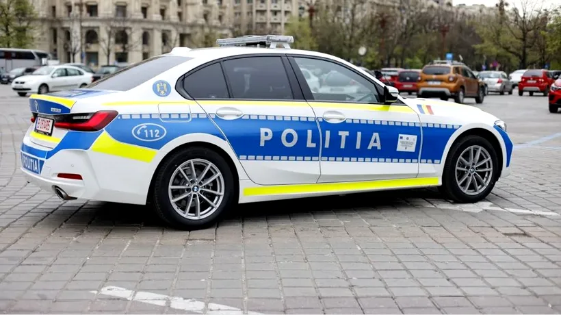 Încă un BMW al Poliției a fost distrus. Doi agenți au fost răniți după ce un șofer nu a acordat prioritate echipajului