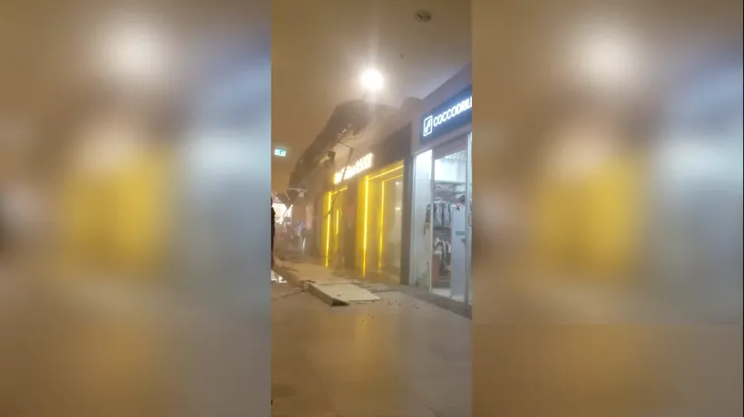 O bucată din tavanul unui mall din Cluj s-a prăbuşit