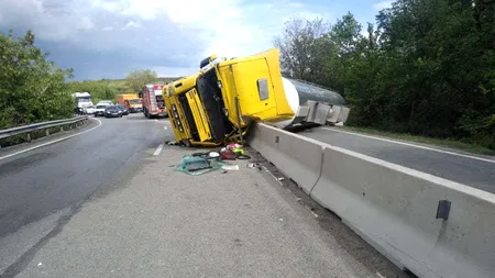 Cisternă cu încărcătură periculoasă, răsturnat în județul Olt. Circulație este restricționată