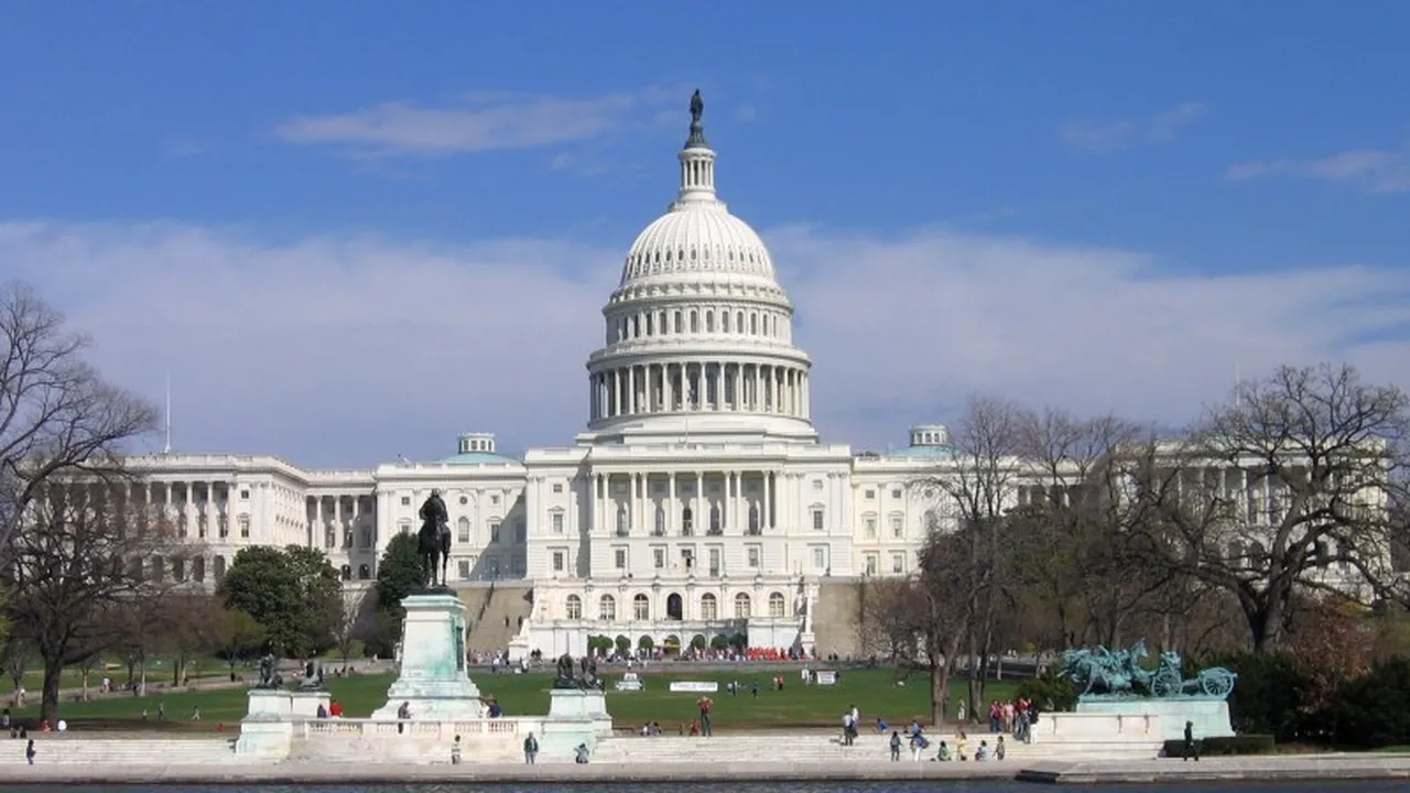 Sinucidere în fața sediului Congresului american. În urma victimei a rămas o pancartă cu un mesaj despre 