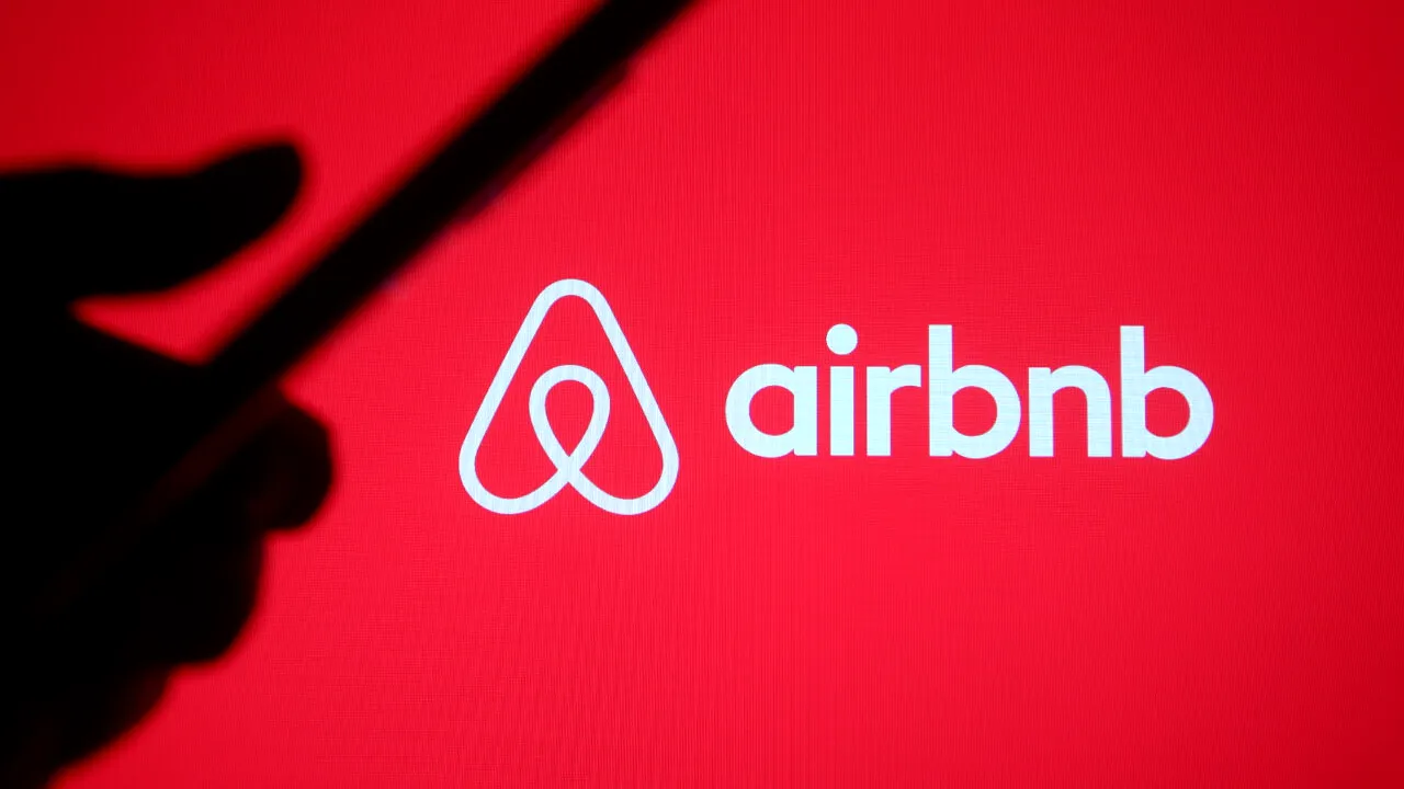 Un turist care a închiriat o locuință prin AIRBNB, bun de plată. Care este motivul pentru care proprietarul îi cere 1.500 de lei pentru doar 3 zile