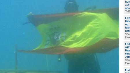 S-au fotografiat cu steagul Spaniei sub apă. 