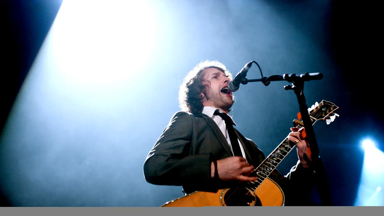 Peste 6.000 de fani la concertul lui James Blunt, artistul fiind purtat pe brațe de public