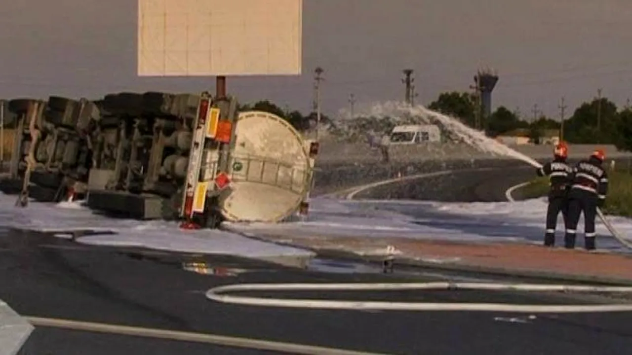 Pericol de explozie pe E581. Un TIR cu motorină s-a răsturnat pe șosea și peste 30 de pompieri s-au deplasat la locul accidentului