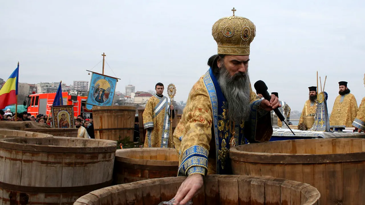 IPS TEODOSIE, surprins în timp ce împărtășea mai mulți copii cu aceeași linguriță (VIDEO)