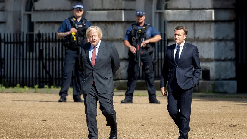 Tensiuni între Londra și Paris. Boris Johnson cere Franței să „își ia înapoi” migranții care traversează Canalul Mânecii spre Marea Britanie