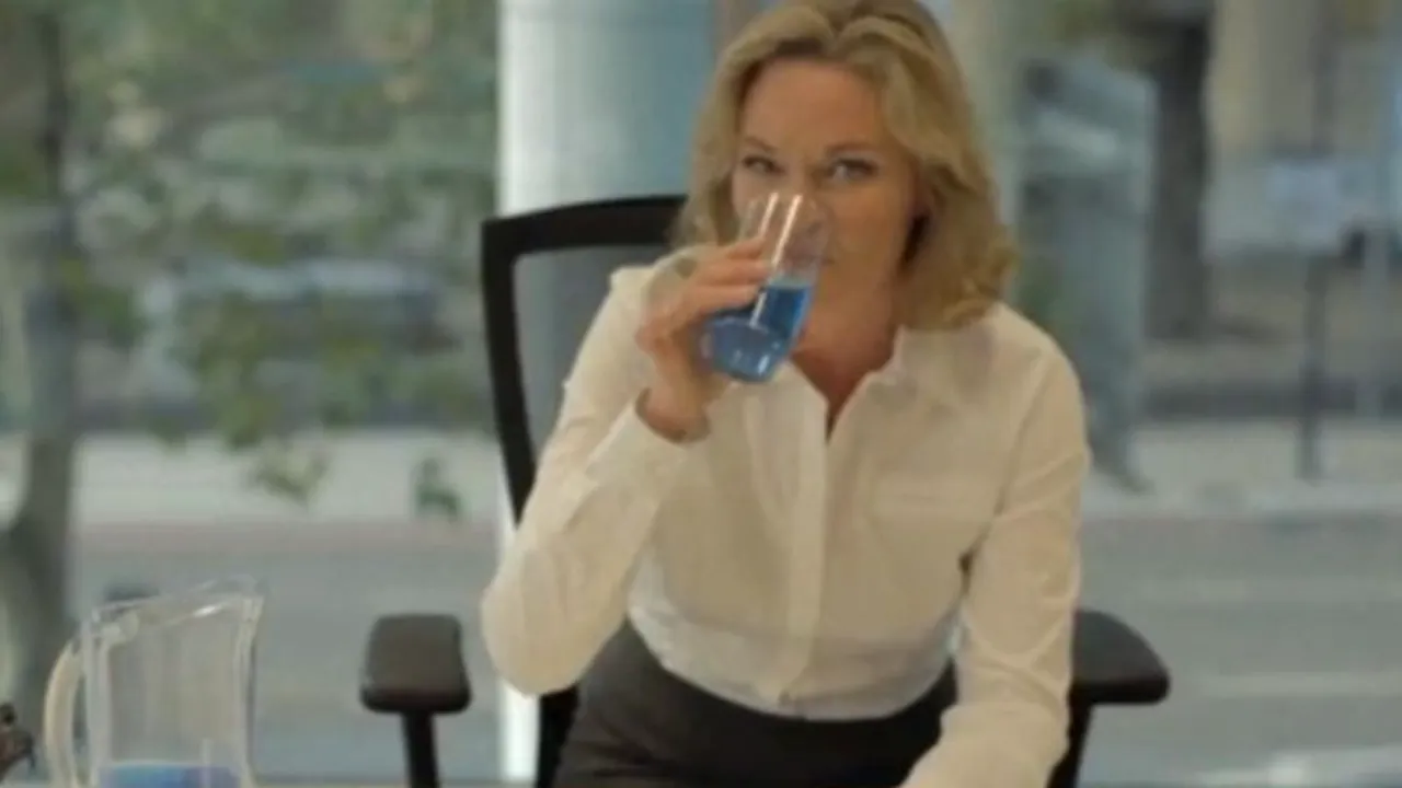 Adevărul din spatele reclamelor la absorbante: „M-ați mințit! Creatura blândă se transformă în fetița din Exorcistul