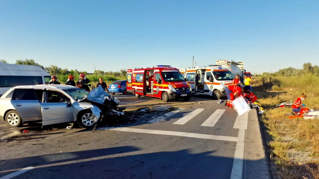 FOTO | Accident grav în Năvodari: O persoană a murit, după ce o mașină s-a ciocnit cu un tir. Alte două victime - un copil și un adult - au ajuns la spital