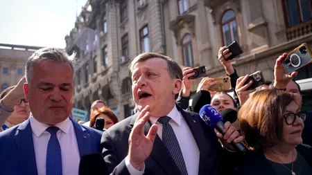 Discurs de PREZIDENȚIABIL cu semnul victoriei, cruce și fără DISCUȚII cu presa / Crin Antonescu: Nu acum. Vă stau la DISPOZIȚIE de mâine, pentru 5 ani