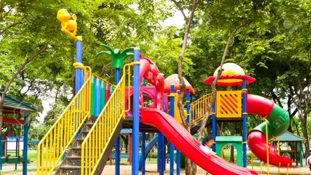 Momente de panică într-un parc! Un CRIMINAL s-a așezat pe o bancă și a început să fotografieze copiii. Ce au găsit polițiștii asupra bărbatului