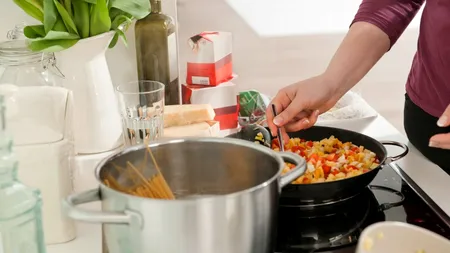 Cele mai periculoase USTENSILE din bucătăria ta. Îți pot afecta starea de sănătate și pot declanșa dezechilibre hormonale majore