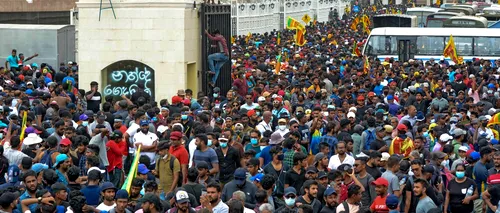 Proteste în Sri Lanka. Mii de manifestanți au intrat în reședința președintelui și au făcut baie în piscina acestuia. Casa premierului, incendiată | VIDEO