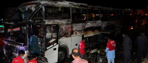 18 oameni au fost salvați de inundațiile din Pakistan, apoi au murit arși în autobuzul care îi ducea înapoi acasă. Printre victime se află și 12 copii