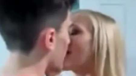 Profesoară de 22 de ani, acuzată că a întreținut relații intime cu un elev. Mai mult, tânăra se fotografia dezbrăcată și trimitea pozele băieților de liceu / Ce riscă acum