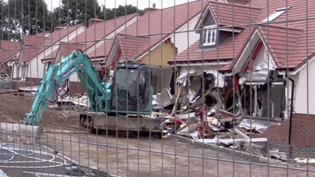 Ce sentință a primit ROMÂNUL din Marea Britanie care A DISTRUS cinci vile cu excavatorul. Judecător: Un act de RĂZBUNARE