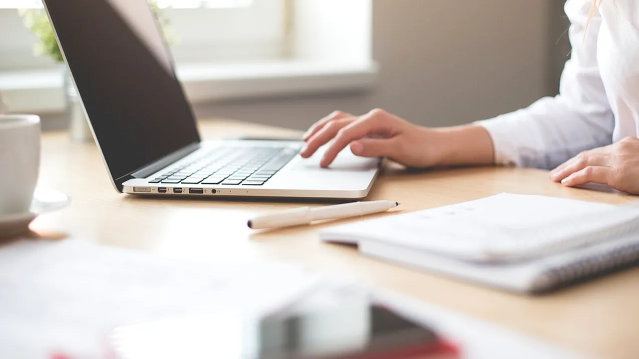 Angajaţii care au lucrat de acasă, în perioada stării de urgenţă sau de alertă, vor primi bani de la stat. Care este suma și cine se încadrează