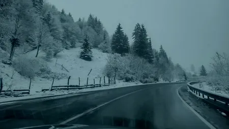 FOTO - Strat de zăpadă de 10 centimetri în Pasul Tihuţa. Cum se circulă în zonă